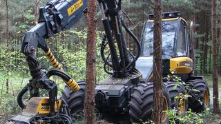 Ein Holzvollernter: Moderne Sensoren machen solche Maschinen intelligenter und erlauben eine vereinfachte Steuerung. (Hajotthu, Wikimedia Commons)