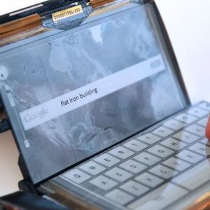 In der Notebook-Anordnung wird auf der unteren Kachel eine virtuelle Tastatur gezeigt