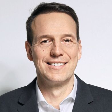 Mario Köhler, Vorsitzender Geschäftsführer und Präsident von Toyota Deutschland, sieht die 100.000 Pkw- und Nutzfahrzeugzulassungen auch 2026 als Richtschnur. (Bild: Jack Kulcke)