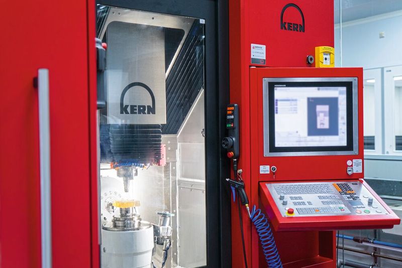 Die Kern Micro HD steht bei LouwersHanique im Mittelpunkt der Fertigung. Hier werden anspruchsvollste Keramiken zerspant.  (Bild: Kern Microtechnik GmbH)
