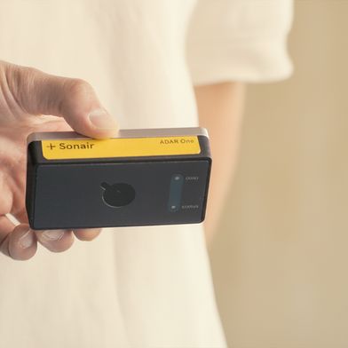 Der sicherheitszertifizierte 3D-Ultraschallsensor ADAR One eignet sich für autonome Robotik- und Maschinensicherheits-Anwendungen mit Anforderungen bis SIL 2 und PL d, ist ab sofort verfügbar. (Bild: Sonair)