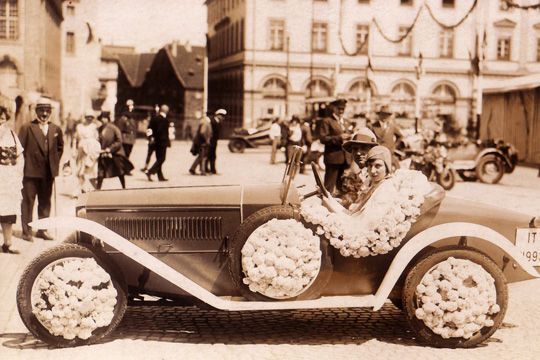 Selfmademan mit Gemahlin: Hans Glinicke gründete im Jahr 1930 sein erstes Autohaus in Kassel. Verkauft wurden Fahrzeuge der Marken Hanomag, Adler, und Magirus sowie DKW-Motorräder. (Archiv: Vogel Business Media)