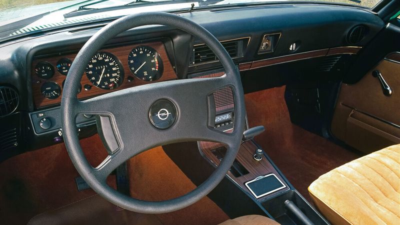 Tatsächlich verzichtete Opel sogar auf damals übliche endlose Aufpreislisten, der erste Preiskatalog zum Commodore begnügte sich mit nur vier Seiten für alle Varianten und Extras. (Bild: Opel)