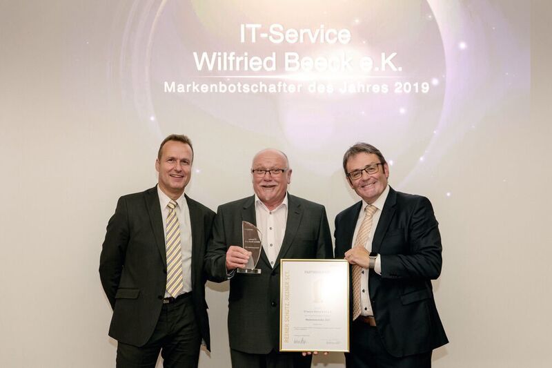 Übergabe der Partnerawards durch Klaus Bechtold (l.) und Andreas Staiger (r., beide REINER SCT), hier mit Preisträger Wilfried Beeck (IT-Service Wilfried Beeck), Markenbotschafter 2019 (MATTHIAS KAUFFMANN)