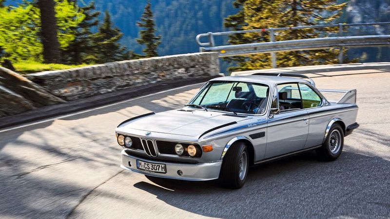 Den 3.0 CSL tauften seine Fans wegen des auffälligen Spoilerwerks scherzhaft „Batmobile“. Die Bezeichnung CSL stand für Coupé Sport Leichtbau und war Programm: So bestanden bei dem Wagen die hinteren Scheiben aus Plexiglas sowie die Motorhaube und die Türen aus Aluminium. Leer wog er 1.165 kg und beschleunigte in 7,4 Sekunden auf 100 km/h. Nur 169 Exemplare entstanden. (Bild: BMW AG)