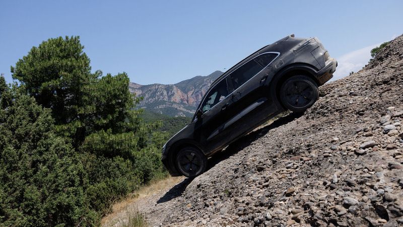 Auch ins Gelände kann der E-Cayenne. (Bild: Porsche)