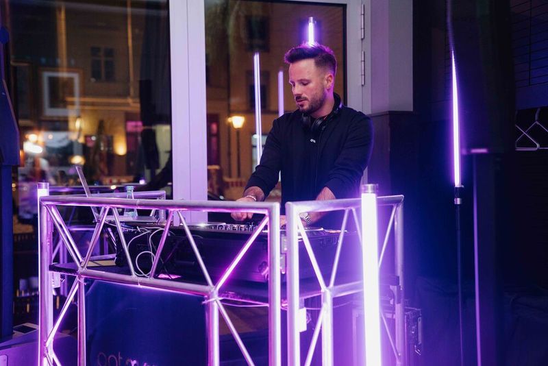 DJ Patrick Gomolka legt auf. (Bild: Manuel Emme Fotografie)