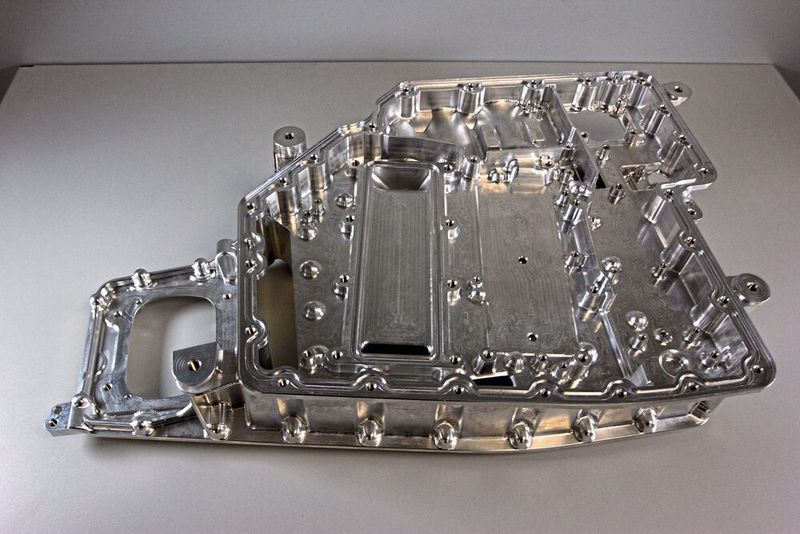 Aluminiumgehäuse für die Leistungselektronik eines E-Autos, das mit Hilfe von NC-Programmen gefräst wird, die 2-, 3- und 5-Achs-Strategien  verwenden.  (Bild: Mecadat)