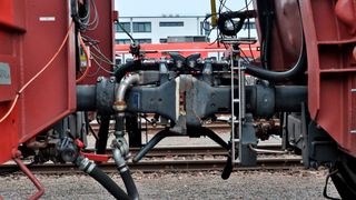 So sieht die sogenannte Digitale Automatische Kupplung (DAK) für das mannlose An- und Abkoppeln von Güterwaggons aus. Nun wurde der erste damit ausgerüstete Güterzug in Brüssel vorgestellt. Die Einführung eines solchen Systems sei durchaus nützlich. Hier erklären die Beteiligten, warum ... (Bild: DB)