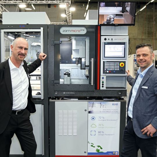 Stefan Luther und Alex Noeske (Projektleitung Zorn) vor der Zorn Microone für 5-achsige Simultanbearbeitung,  Hightech auf kleinstem Raum.(Bild:  Matthias Böhm)
