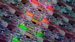 Nahaufnahme eines fertig prozessierten Chip-Wafers: Eine Konzentration im EU Chips Act auf Halbleiter-ICs mit Strukturgrößen kleiner 10 nm hält der ZVEI für nicht zielführend.   (Globalfoundries)