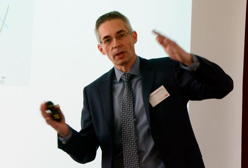 Adrian Guggisberg, Leiter Product Portfolio Management für das Drives and Controls-Geschäft bei ABB, zeigte wie sich Energieeffizienz durch die gemeinsame Architektur der ABB-Frequenzumrichter einfach umsetzen lässt. (Bild: Stefanie Michel)