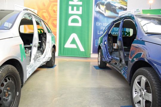 Links der vorschriftsgemäß reparierte Passat, rechts der andere. Die unterschiedliche Eindringtiefe ist bereits mit bloßem Auge zu sehen. (Bild:  Rosenow)