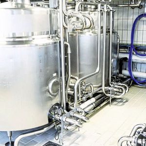 Im Zuge der Produktionsoptimierung hat der Speiseeisproduzent Froneri bei der Füllstandsüberwachung der Mixtanks von Schwimmerschaltern auf Baumer Sensoren umgestellt.(Bild:  Baumer)