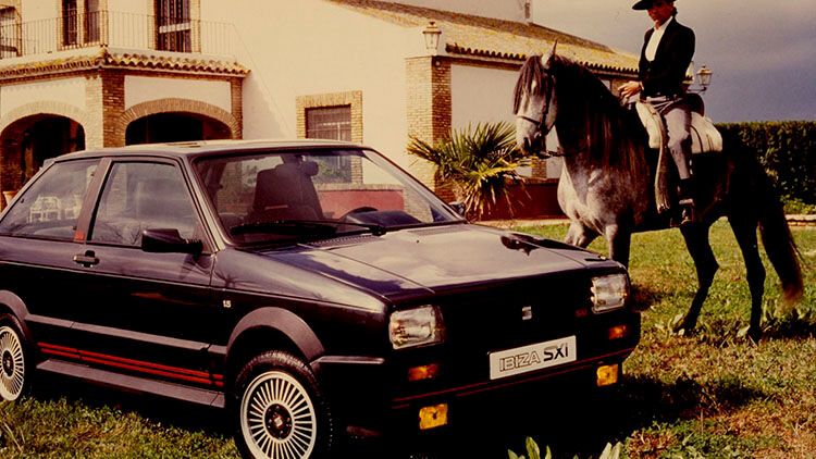 Die Kooperation mit Volkswagen brachte auch Modelle wie den Ibiza SXi hervor. Dank eines Bosch LE-2 Jetronic-Einspritzsystems brachte es der 1.5-L-Motor System Porsche statt auf 85 PS nunmehr auf 100 PS bei 5.900 Umdrehungen. Gefährlich konnte der kleine Spanier damit aber Rivalne wie dem Peugeot 205 GTi, dem Renault 5 GT Turbo, dem Ford Fiesta XR2i oder dem VW Polo G40 nicht. (Bild: Seat)