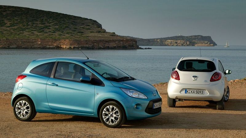 Von 2008 bis 2016 war die zweite Modellgeneration des Ka erhältlich, die gemeinsam mit Fiat auf Basis des Panda entwickelt wurde. Die verwendeten Motoren sind identisch mit denen des Fiats – ein Reihenvierzylinder-Ottomotor (Fiat FIRE-Motor) mit 1,2 Liter Hubraum (51 kW) sowie ein 1,2-Liter-Dieselmotor mit Rußpartikelfilter (55 kW), der gemeinsam mit Fiat Powertrain Technologies entwickelt wurde und unter anderem bereits den Opel Corsa C antrieb. Es entstanden lediglich 120.000 Exemplare. (Bild: Ford AG)