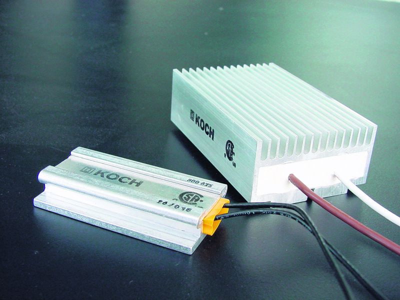 Eine Besonderheit im Bremswiderstandsmarkt: Bis 1100 V spannungsfester PTC-Widerstand im Vergleich mit dem kleinsten drahtbasierten Widerstand in Schutzart IP65 (links) der Michael Koch GmbH. (Archiv: Vogel Business Media)