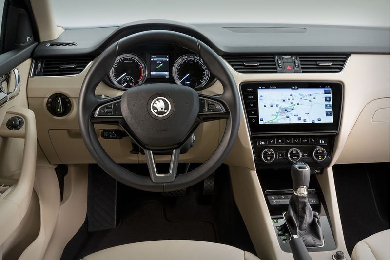 Statt klassischer Schalter und Tasten findet der Fahrer nun eine edel wirkende iPad-ähnliche Glasplatte. Per Touchscreen werden die Instrumente bedient. (Skoda)