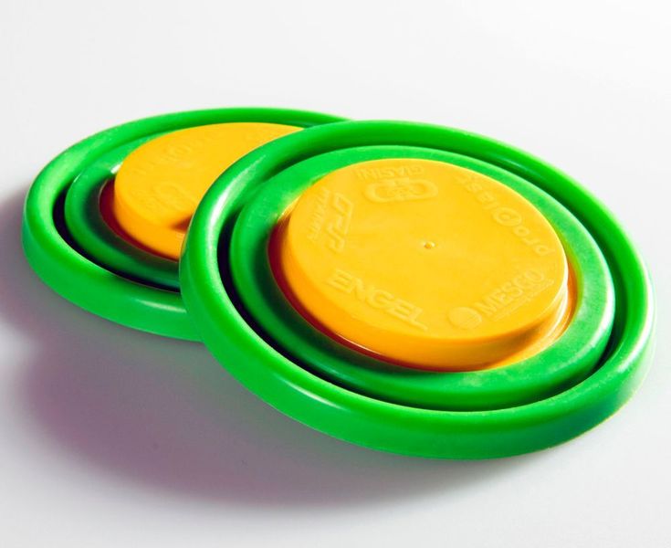 Auf dieser Engel-flexseal-Spritzgießmaschine präsentiert Mesgo eine besonders anspruchsvolle Anwendung, denn es werden Einlegeteile aus PBT mit Festsilikon (HTV) umspritzt und die so gefertigten Zweikomponententeile (Bild) unmittelbar nach deren Herstellung noch inline per Kamera geprüft.  (Engel)