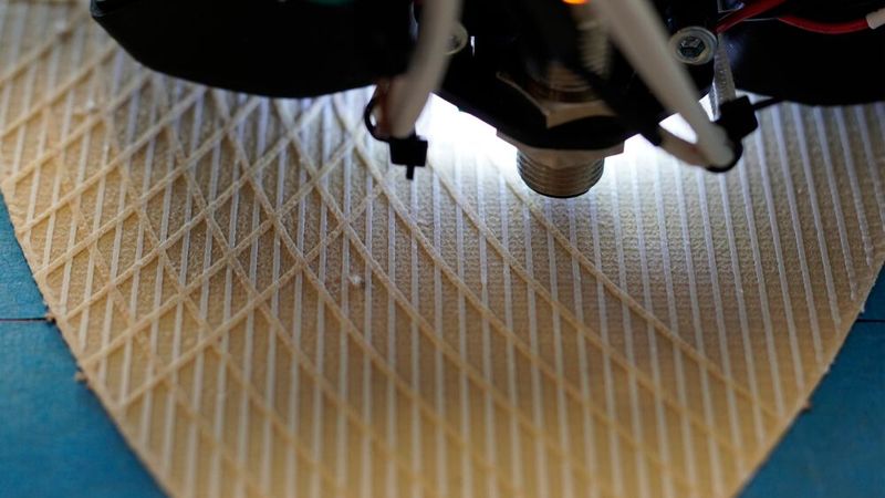 Inspiriert von den Schuppen eines Kiefernzapfens wird die zweischichtige Struktur mit einem 4D-Druckverfahren aus zellulosehaltigen Materialien hergestellt. (Bild: ICD/IntCDC Universität Stuttgart)