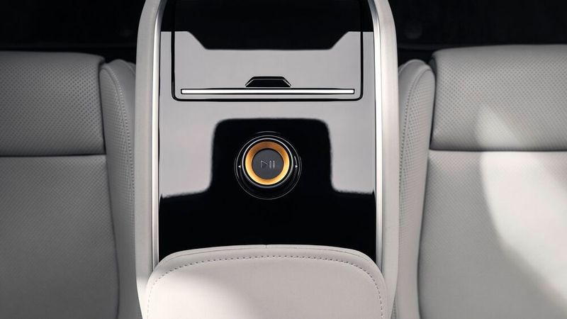 Klassische Bedienelemente gibt es mit Ausnahme eines Drehreglers nicht. (Bild: Polestar)