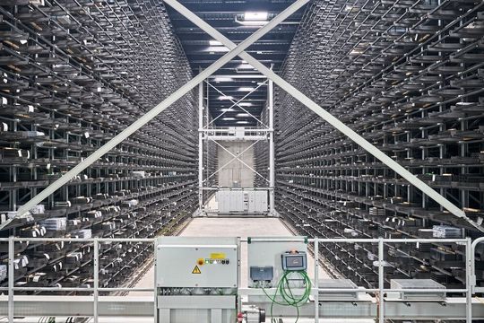 Zentral: Das mit zwei Regalbediengeräten arbeitende Warenlager versorgt die Fertigung und den Warenausgang.(Bild:  Thomas Hary)