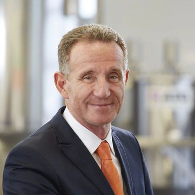 Rainer Zimmermann von AZO verlässt, wie auch Ulrich Reifenhäuser, den VDMA-Fachverband Kunststoff- und Gummimaschinen. Seinen Staffelstab im Vorstand übernimmt sein Sohn Lukas Zimmermann, Geschäftsführender Gesellschafter der AZO Holding. (Bild: AZO)