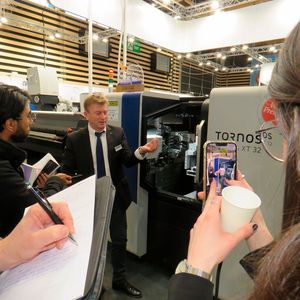 Professionnels et journalistes bénéficient de parcours thématiques sur le salon, pour découvrir des pépites d’innovation en machines-outils de décolletage.(Source :  simodec@rochexpo.com)