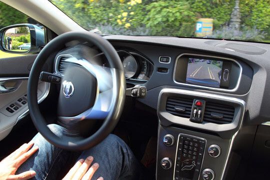 Das Cockpit ist wie gewohnt sehr fahrerorientiert. (Foto: Volvo)