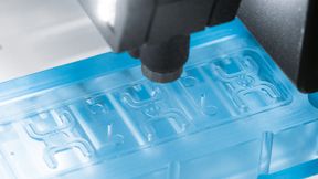 Fig. 1: Biostampa su chip microfluidico: le cellule vive vengono incorporate nell’idrogel e dosate con precisione. (Bild: Festo SE & Co. KG)