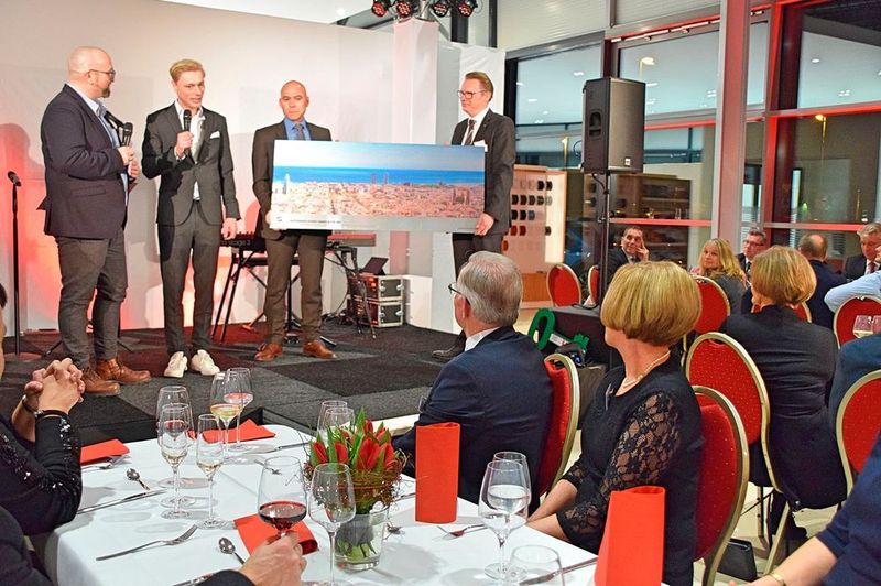 Als Vertreter von Seat  überbrachten Jens Scheele (2. v. li.), Vertriebsleiter Seat Deutschland, Guido Steckel (2. v. re.), Regionalleiter Nord Seat Deutschland, Ralf Buschhaus, Gebietsleiter Seat Deutschland (re.) ihre Glückwünsche. Links im Bild ist Moderator Raimund Stroick. (Evers)