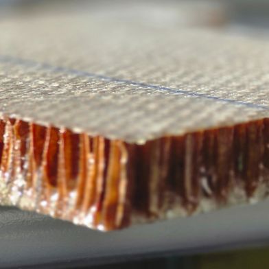 Der Verbundwerkstoff aus Epoxid und Glasfasern schützt nicht nur vor Flammen, sondern lässt sich auch vollständig recyceln. (Bild: Empa)