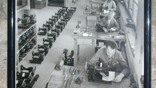 Production en masse de machines à coudre. Une photographie d'époque à découvrir au Musée suisse de la machine à coudre et des objets insolites. (Image: JR Gonthier)