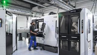 Auf der «NTX 500» werden Dreh-Frästeile mit bis ø 1 mm automatisiert bearbeitet. Ein Stangenlader und eine integrierte Teile­entnahme – ein «IMTR» – erlauben den autonomen Betrieb. (Bild: Jens Ellensohn / DMG Mori)