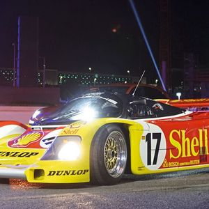 Eines der Highlights aus vielen Jahren Motorsport: der Typ 962. Er war eine im Jahr 1984 vorgestellte Variante des 1982 für die FIA-Gruppe C entwickelten Porsche 956. Der 962 gilt als der wohl erfolgreichste Rennsportwagen.(Bild:  Dominsky – VCG)