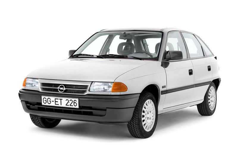 Auf den ersten Blick erinnerte das Design an den Vorgänger Opel Kadett E, von dem sie wie eine stark überarbeitete Version wirkte. Dies war eine bewusste Entscheidung, um die erfolgreichen Linien der Kadett E, die sich guter Verkaufszahlen erfreute, nicht komplett aufzugeben. (Bild: Opel GmbH)