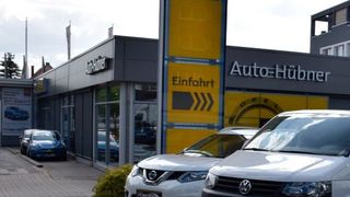 An der viel befahrenen Mainzer Straße in Kaiserslautern investierte die Geschäftsführung von Auto Hübner in ein attraktives Autohaus.    (Rubbel / »kfz-betrieb«)