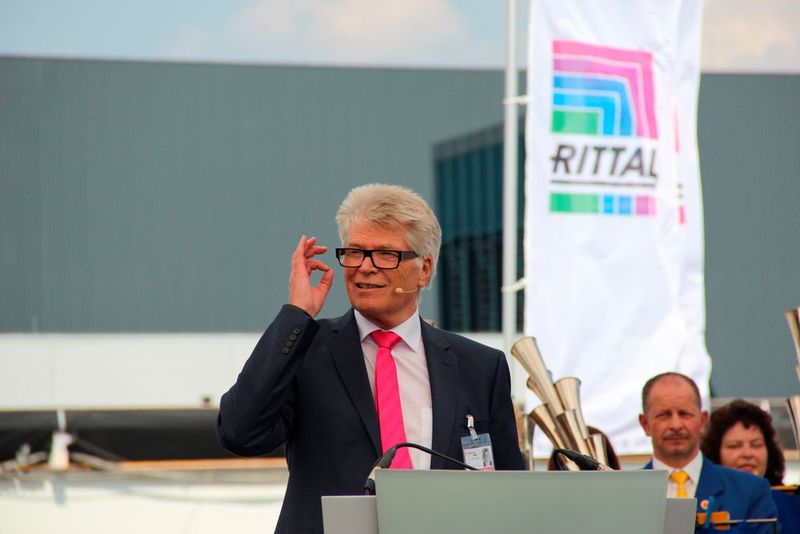 Laut Dr.-Ing. e.h. Friedhelm Loh soll das Werk in Haiger für Modernisierungen an anderen Produktionsstandorten in der Welt Vorreiter und beispielgebend sein. (Bild: Reinhold Schäfer)