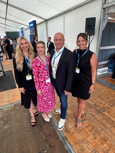 (v. l.) Lydia Hundsdörfer (Vogel IT-Akademie), Svenja Bloksma (Fsas), Marco Kuhn (bb-net) und Franziska Magai (Vogel IT-Akademie) (Bild: Vogel IT-Medien GmbH)