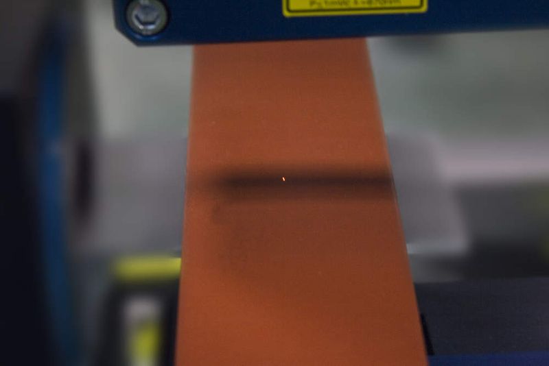 Auch bei der Dickenmessung  des lackierten Metallbandes wird das C-Bügel System verwendet und mit dem ersten System gekoppelt. (Archiv: Vogel Business Media)