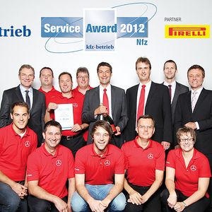 Ebenfalls große Freude herrscht bei den Mitarbeitern des Autohauses Schmolck in Emmendingen, das in der Kategorie Nutzfahrzeuge den ersten Platz belegte.(Foto:  Stolz)