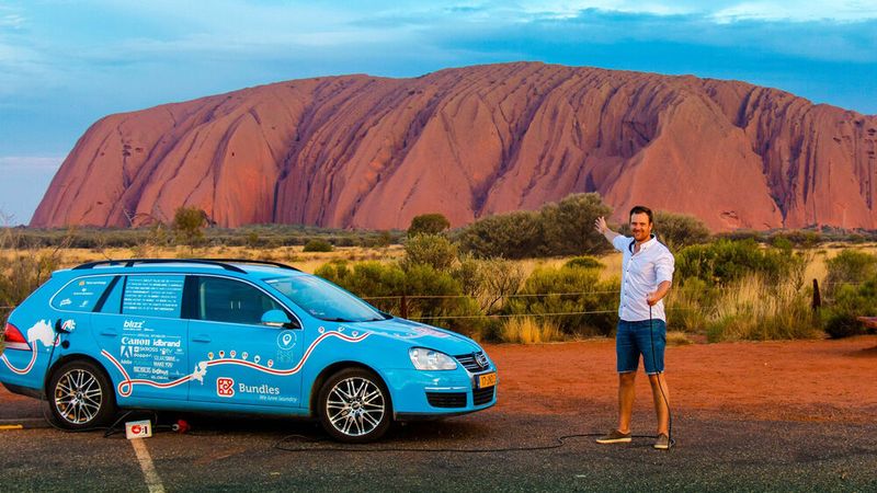 Magischer Ort: Wiebe Wakker am Uluru im Herzen Australiens. (Bild: Wakker)