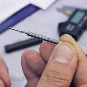 Bild 1: Die Kontrolllehre zeigt, dass ein Dentalimplantat präzise nach den Vorgaben gefertigt wurde – nicht zuletzt auch dank der genauen Ausrichtung der Werkzeugspindeln.