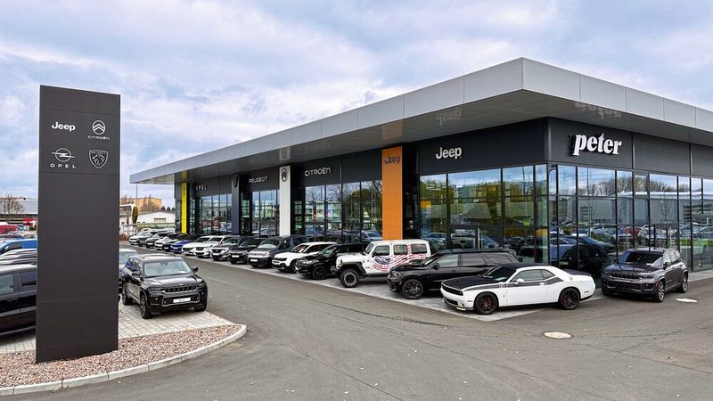 Ihr neues Stellantis-Autohaus eröffnete die Peter-Gruppe im April in Erfurt. (Bild:  Peter-Gruppe)