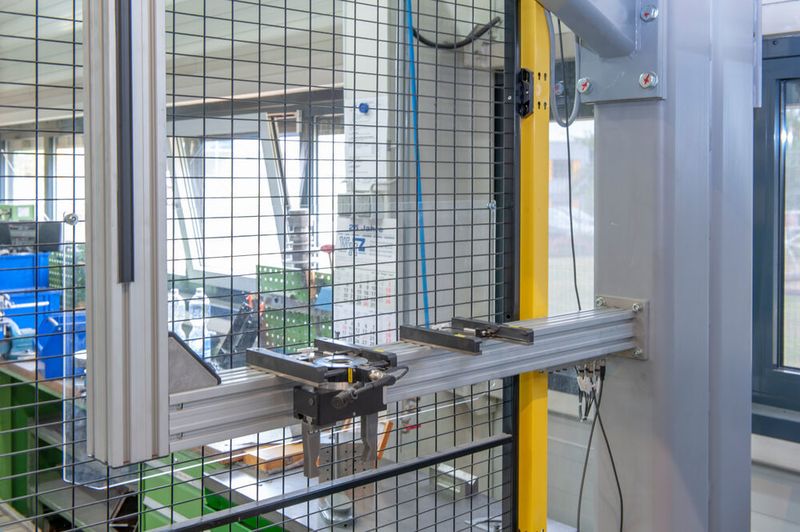 Am Greiferbahnhof kann der Roboter für die jeweils entsprechende Aufgabe den passenden Greifer auswählen.  (Uwe Kießling/Copyright Zimmer Group)