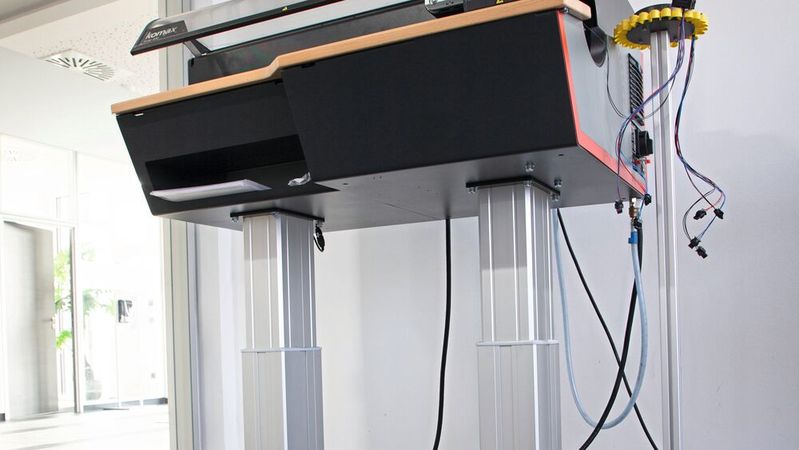 Für das Untergestell ihrer Bandagiermaschinen suchte Komax Tapping eine Hubsäule, die sowohl die nötige Kraft als auch die nötige Stabilität hat, um die gesamte Konstruktion in der Höhe zu verstellen.(Bild:  Linak)