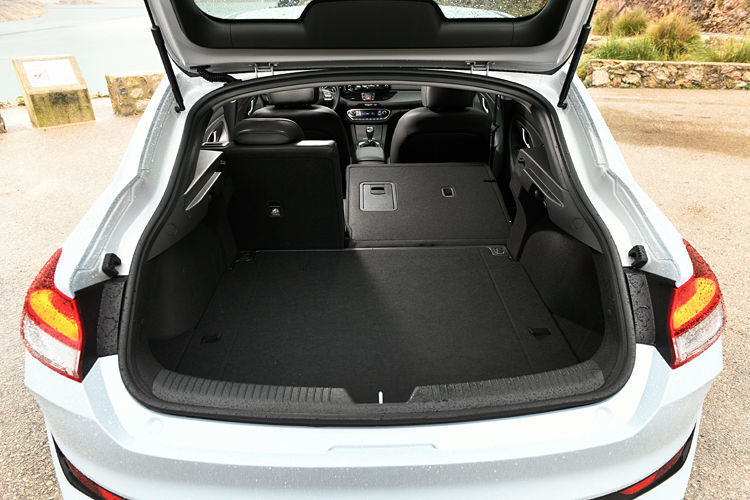 Der Kofferraum fasst 450 Liter und die Klappe reicht bis weit ins Dach, sodass man bequem einladen kann. (Hyundai)