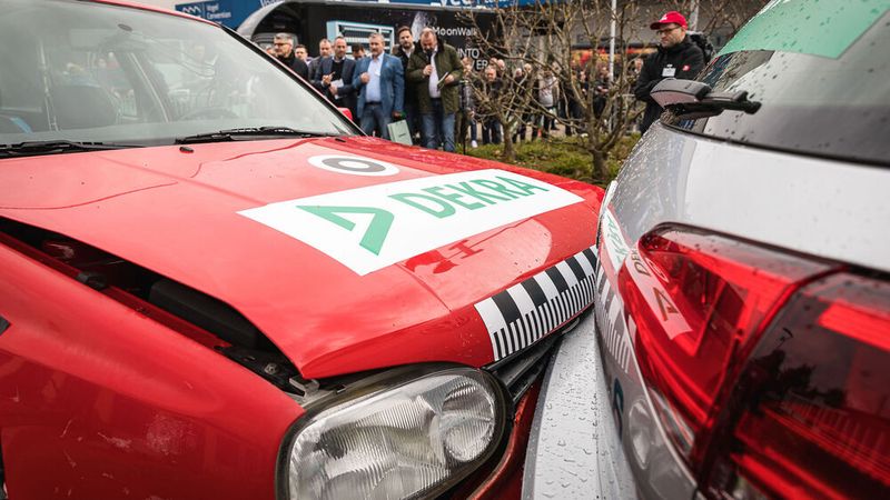 Der Schaden am vorderen Golf 7 begleitete die Veranstaltung durch beide Tage. (Bild: Stefan Bausewein)