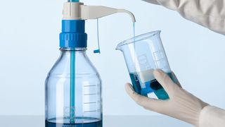 Der neue Silikon-Flaschenhalter ist mit acht flexiblen Halterungslamellen ausgestattet. (Bild: Duran Group)