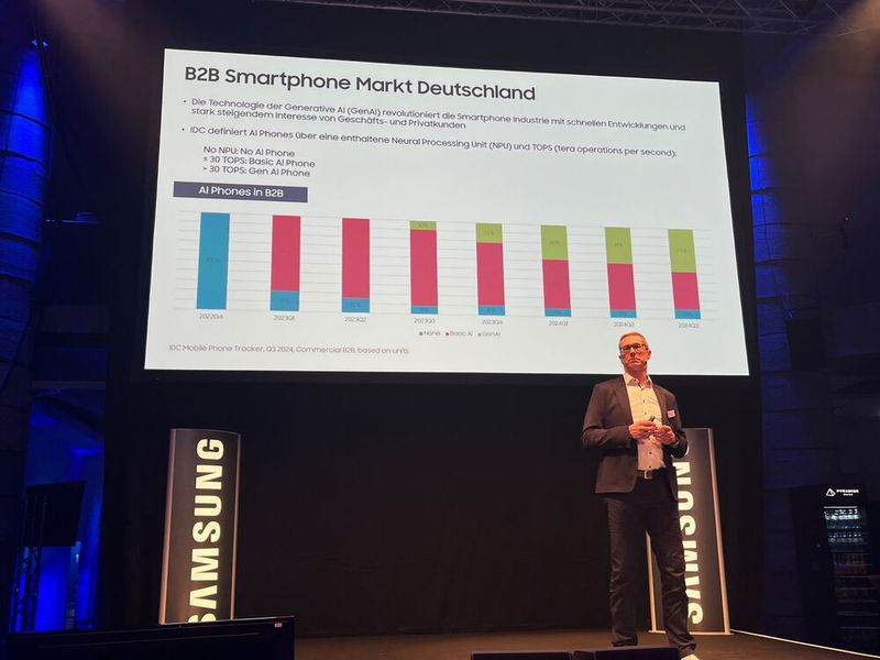 Björn Schönfeldt zeigt, wie schnell die Nachfrage nach KI-Smartphones gestiegen ist. (Bild: Vogel IT-Medien)